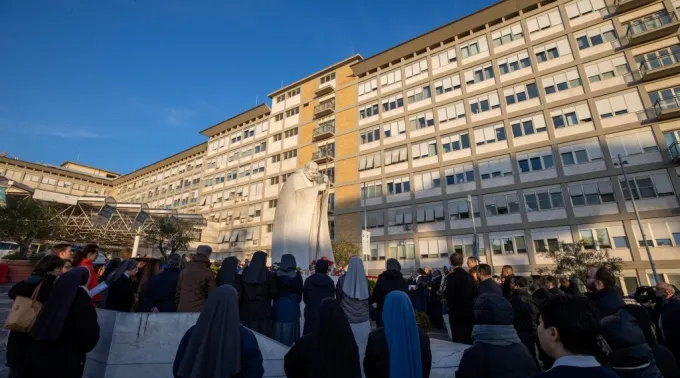 Religiosas e fiéis rezam em frente ao Hospital Agostino Gemelli, em Roma onde o papa Francisco está internado | Daniel Ibáñez/EWTN